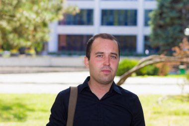 Yazı veya metin yerleştirmek için kopyalama alanı olan kentsel bir ortamda genç bir adam.