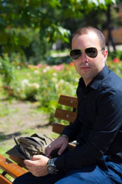 Laptop tabletli genç bir adam bir yazı ya da metin yerleştirmek için kopyalama alanı olan kentsel bir ortamda çalışır..