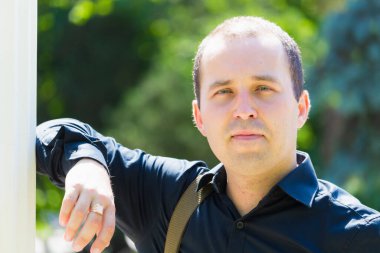 Bir yazı ya da metin yerleştirmek için şehir ortamında fotokopi alanı olan bir adamın portresi.