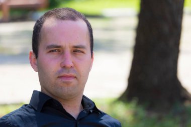 Bir yaz günü şehir ortamında bir adamın portresi. Yazı ya da metin koymak için kopyalama alanı var..