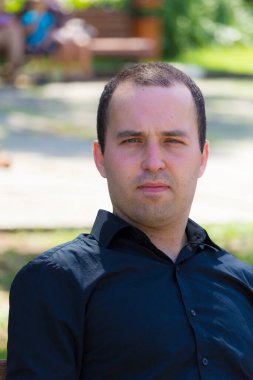 Bir yaz günü şehir ortamında bir adamın portresi. Yazı ya da metin koymak için kopyalama alanı var..
