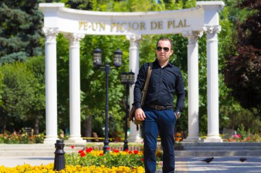 Bir yaz günü şehir ortamında bir adamın portresi. Yazı ya da metin koymak için kopyalama alanı var..