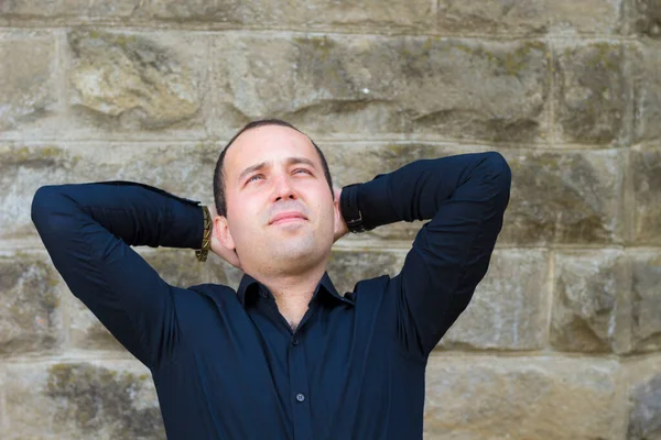 Impiegato Ufficio Camicia Sfondo Sfocato Muro Antico Con Spazio Copia — Foto Stock