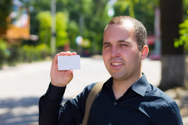 Joven Sostiene Mano Una Tarjeta Visita Blanco Con Espacio Para — Foto de Stock