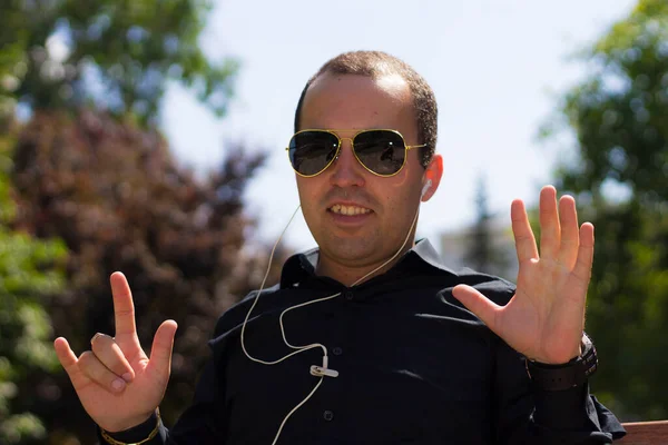 Joven Disfruta Escuchando Música Auriculares Con Espacio Copia Para Colocar —  Fotos de Stock