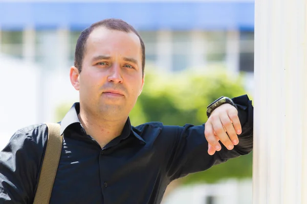 Retrato Hombre Entorno Urbano Con Espacio Copia Para Colocar Una —  Fotos de Stock