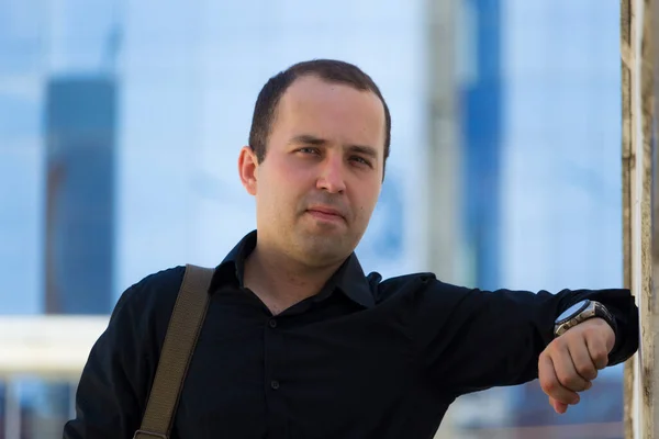 Retrato Hombre Entorno Urbano Día Verano Sobre Fondo Borroso Rascacielos —  Fotos de Stock