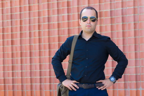 Retrato Hombre Entorno Urbano Durante Día Verano Sobre Fondo Una —  Fotos de Stock