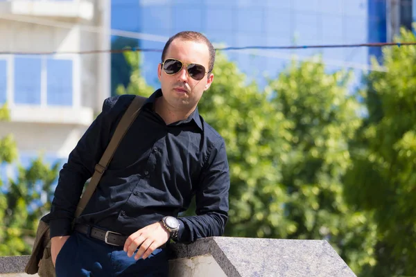 Retrato Hombre Entorno Urbano Día Verano Sobre Fondo Borroso Rascacielos —  Fotos de Stock