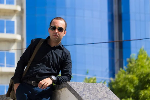 Retrato Hombre Entorno Urbano Día Verano Sobre Fondo Borroso Rascacielos —  Fotos de Stock