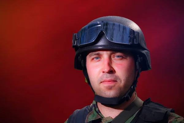 Portret Żołnierza Hełmie Okularach Chroniących Oczy Przed Fragmentarycznymi Ranami Czerwonym — Zdjęcie stockowe