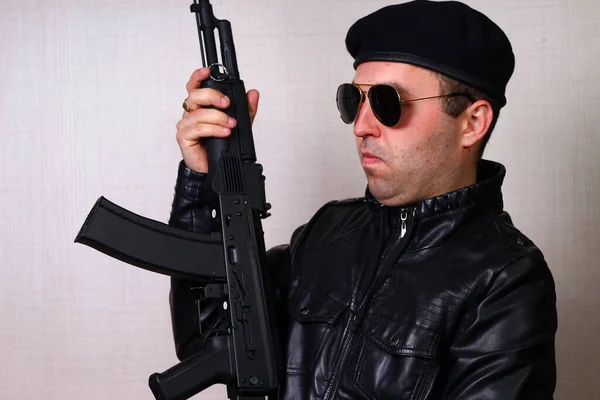 Junger Mann Schwarzer Lederjacke Mit Sturmgewehr — Stockfoto