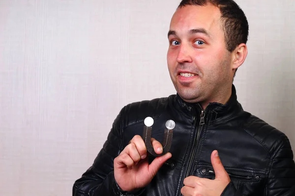 Glad Man Skinnjacka Håller Magnet Med Magnetiserade Mynt Händerna Begreppet — Stockfoto