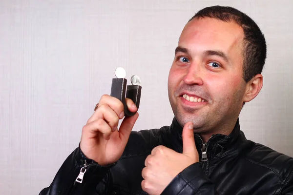 Homem Feliz Jaqueta Couro Segurando Ímã Com Moedas Magnetizadas Suas — Fotografia de Stock