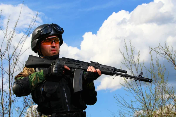 Soldat Einer Spezialeinheit Mit Maschinengewehr Helm Vor Dem Hintergrund Eines — Stockfoto
