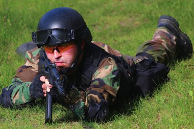 Yumuşak oyuncu yatkın bir pozisyondan ateş ediyor.