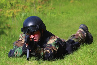 Özel kuvvetler askeri çimenlerin üzerinde yatıyor.