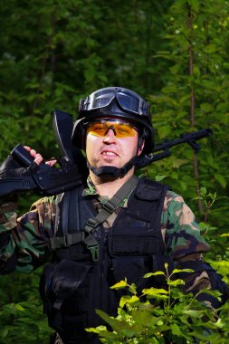 Hava yumuşaklığında bir oyuncunun portresi.