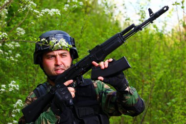 havalı oyuncu saldırı tüfeğinin şarjörünü değiştiriyor