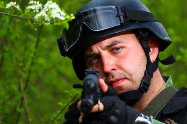 Özel kuvvetlerden bir asker düşmanı tüfeğin görüş alanında tutuyor..