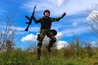 Doğanın uçuşta olduğu çok güzel bir manzaranın arka planında yer alan özel kuvvetler askeri. Jet Pak yaratıcı kavramı