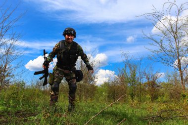 Doğanın uçuşta olduğu çok güzel bir manzaranın arka planında yer alan özel kuvvetler askeri. Jet Pak yaratıcı kavramı