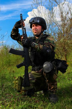 Havalı havalı oyuncu tüfek mandallarını değiştiriyor, silahları dolduruyor ve sürekli ateş ediyor.