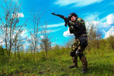 Havalı havalı oyuncu düşmana saldırıyor.