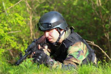 Ormandaki oyunda hava yumuşaklığı. Güneşli bir günde yaşam tarzı