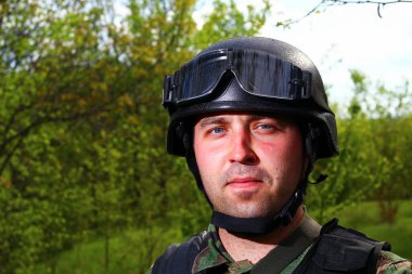 Kasklı asker Aydınlık bir yaz gününde portre