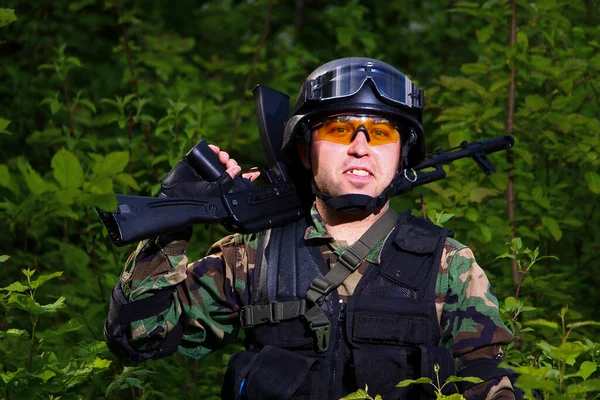 Airsoft Spieler Mit Gewehr Auf Den Schultern Und Helm Der — Stockfoto