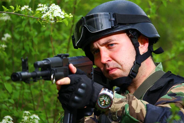 Der Soldat Zielt Vermummt Auf Das Grün Des Waldes — Stockfoto