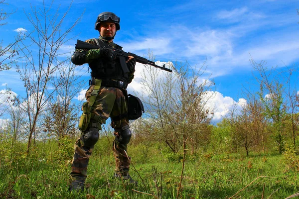 Ein Soldat Einer Spezialeinheit Auf Einer Lichtung Wald Inmitten Einer — Stockfoto