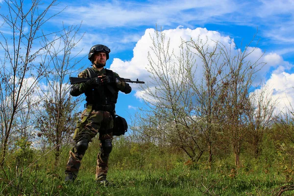 Soldado Forças Especiais Uma Clareira Floresta Meio Uma Natureza Verde — Fotografia de Stock