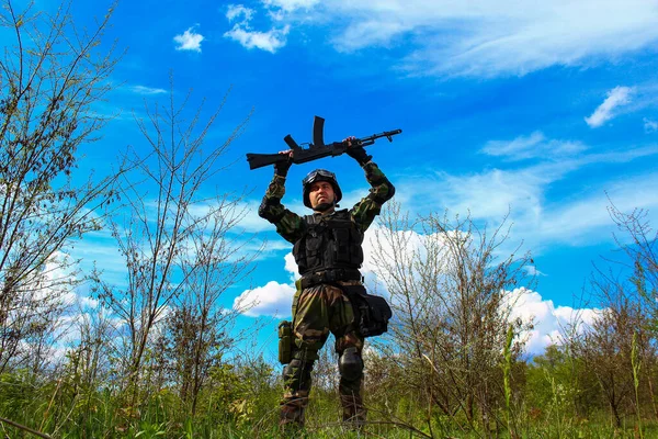 병사가 기관총을 어우러진 아름다운 자연의 배경에서 승리를 — 스톡 사진