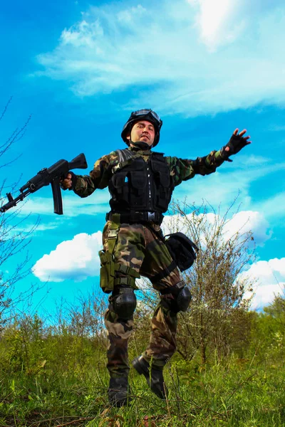 Żołnierz Sił Specjalnych Tle Bardzo Pięknego Krajobrazu Naturą Locie Jet — Zdjęcie stockowe