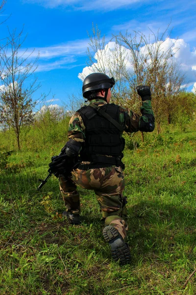 Bir Grup Askerin Ilki Dikkat Tehlike Anlamına Gelen Bir Jest — Stok fotoğraf