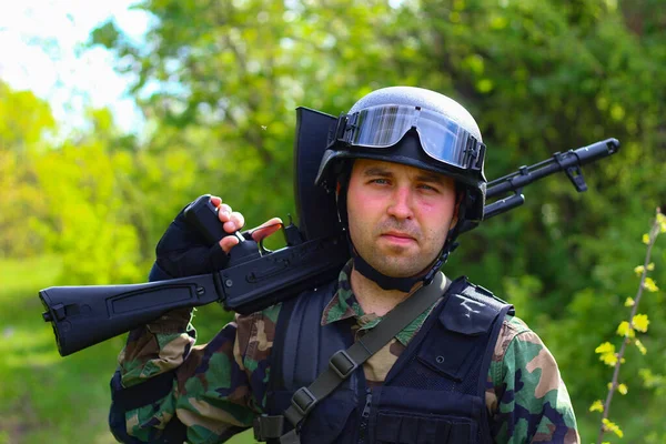 Soldato Che Gioca Airsoft Nella Foresta Stile Vita — Foto Stock