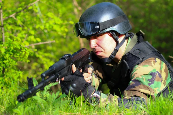 Ormandaki oyunda hava yumuşaklığı. Güneşli bir günde yaşam tarzı