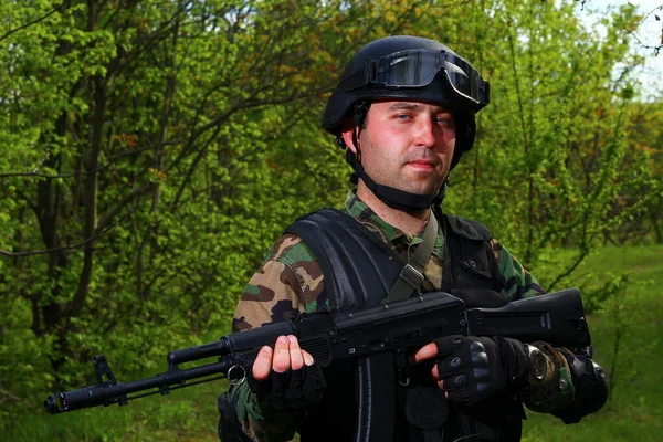 Soldat Mit Helm Und Gewehr Porträt Einem Strahlenden Sommertag — Stockfoto