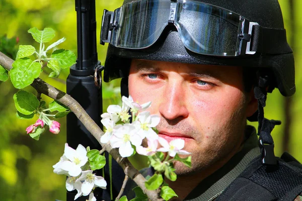 Żołnierz Sił Specjalnych Tle Kwitnącej Jabłoni Słoneczny Dzień Koncepcja Wojny — Zdjęcie stockowe