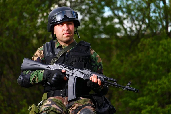 Tüfekli Bir Asker Beton Bir Levhada Oturuyor Yaşam Tarzında — Stok fotoğraf