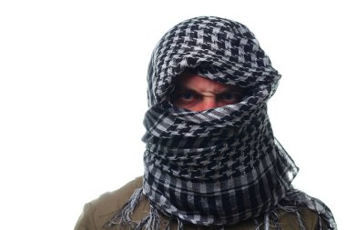 Arap özgün başörtüsü ve askeri gömleği olan çöl adamının agresif bakışları beyaz arka planda, yakın planda, portrede. İntikam duygusu.