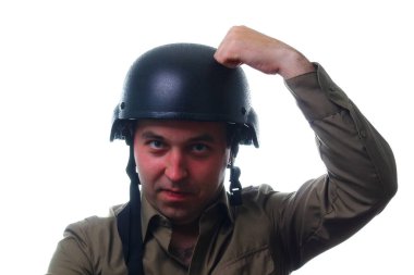 Bir adam beyaz bir arka planda kafasına kask geçirir. Duygu- senin sorunun ne, beynini çalıştır.!
