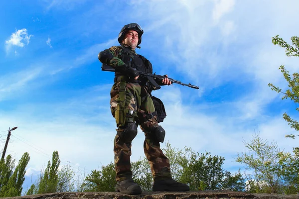一个拿着来复枪的军人在蓝天的背景下高高地占据了视野 生活方式 — 图库照片