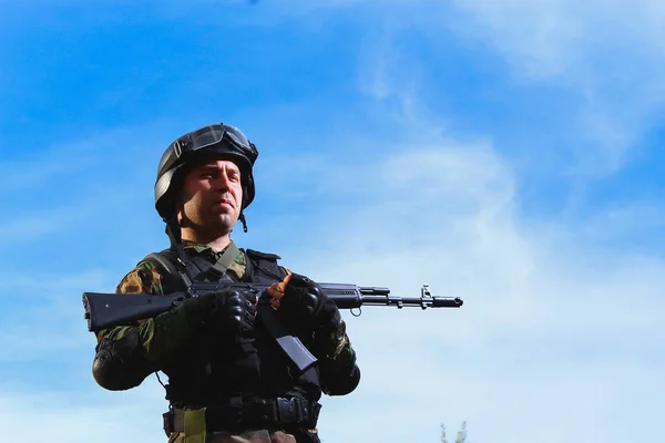 Soldato Casco Sullo Sfondo Bellissimo Cielo Blu Stile Vita — Foto Stock