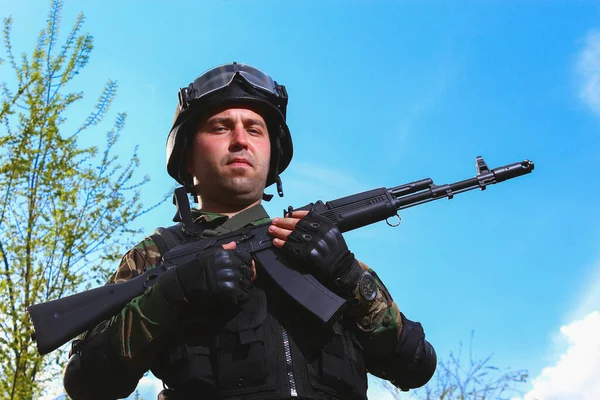 Spezialeinsatzkräfte Mit Helm Vor Dem Hintergrund Eines Sehr Schönen Blauen — Stockfoto