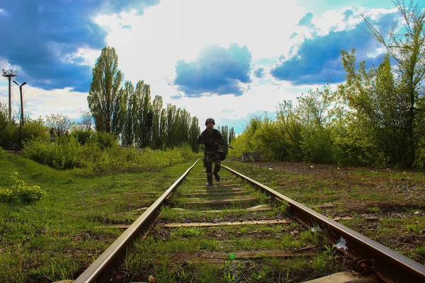 Silueta Soldado Caminando Por Riel Luz Del Sol Sobreexpuesta Estilo —  Fotos de Stock