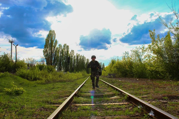 Egy Katona Sziluettje Aki Vasúton Sétál Túlvilágított Napfényben Életmód — Stock Fotó