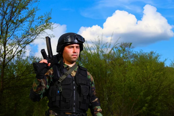 Soldado Com Uma Arma Fundo Céu Azul Saturado Estilo Vida — Fotografia de Stock